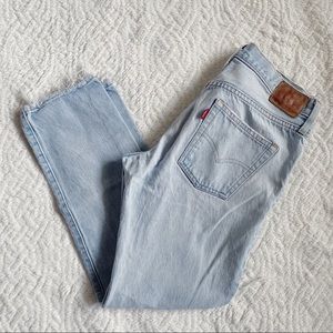 VINTAGE LIGHT WASH LEVI’S